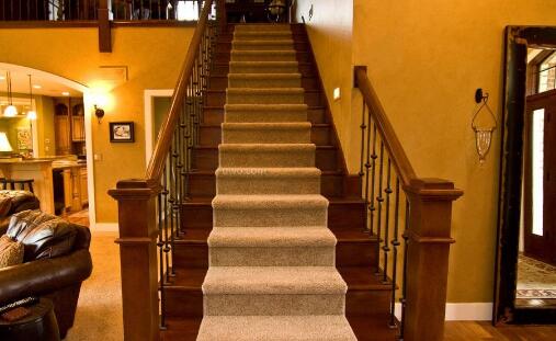 农村别墅的木质楼梯要学会护理，才不怕变色变形影响美观