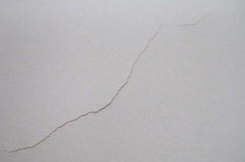 自建房的墙壁粉刷后出现很多裂纹是什么原因,怎么处理？