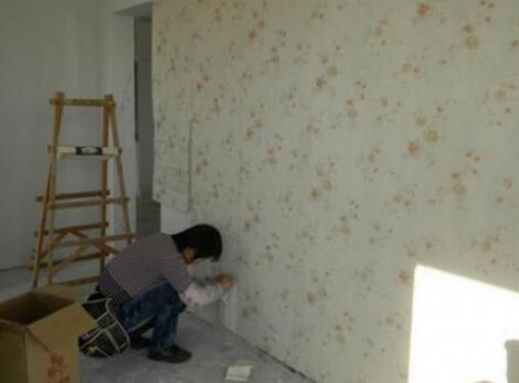 农村老旧房子翻新,墙面掉皮不处理能直接贴壁纸吗?