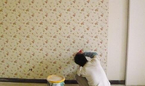 石灰粉刷过的墙壁可以贴壁纸吗？壁纸如何贴？