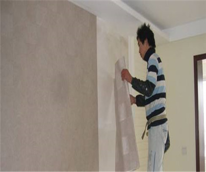 装修房子是贴墙纸好还是粉刷好？房屋装修选对方法很重要