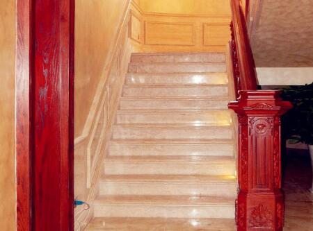自建房楼梯踏步宽度尺寸及坡度尺寸是多少,旋转楼梯的具体尺寸分析