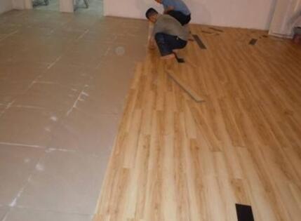 自建房卧室木地板如何铺？铺地板前又该如何清理？