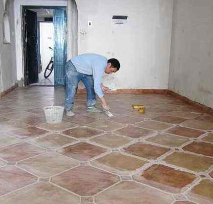 自建房地面铺地板砖如何贴才能平整，掌握铺贴方法很重要