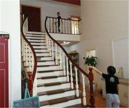 为何农村别墅爱用剪刀型楼梯？它的作用、特点及设计要求介绍