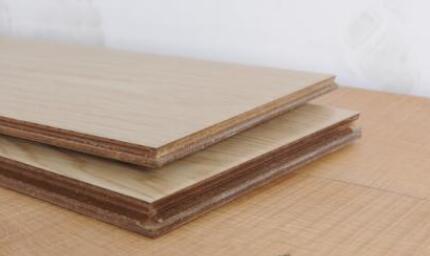 自建房装修房间铺地板是多层木地板还是强化木地板好呢？