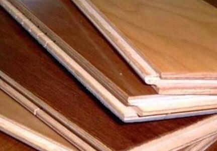 自建房装修房间铺地板是多层木地板还是强化木地板好呢？