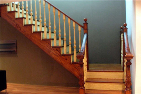 详细为您解读实木楼梯是什么以及它有哪些优缺点
