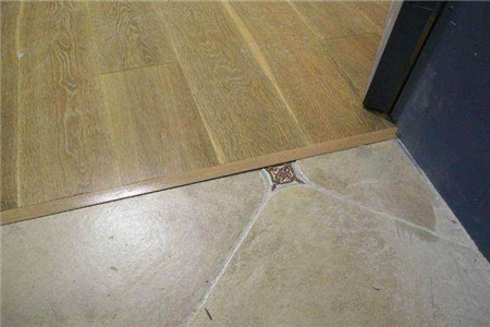 自建房内木地板上贴瓷砖最佳方式以及教你用什么贴不容易掉！