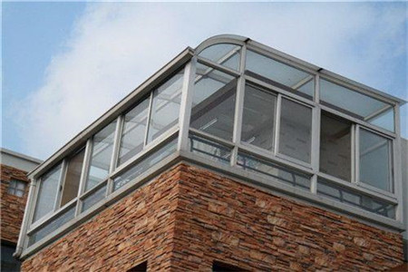 自建房的顶楼阳台做成玻璃房算违建吗？