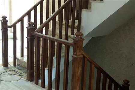 实木楼梯扶手和立柱的安装方法及注意事项