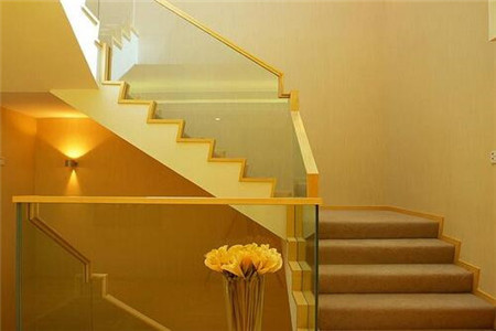 室内楼梯玻璃扶手的高度是多少？有安装技巧吗？