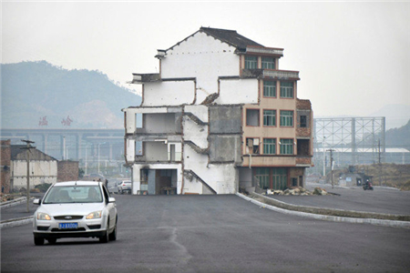 房子建在三岔路口中间风水好吗